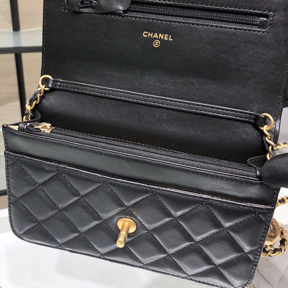 Ch**el Pearl Crush Wallet on Chain