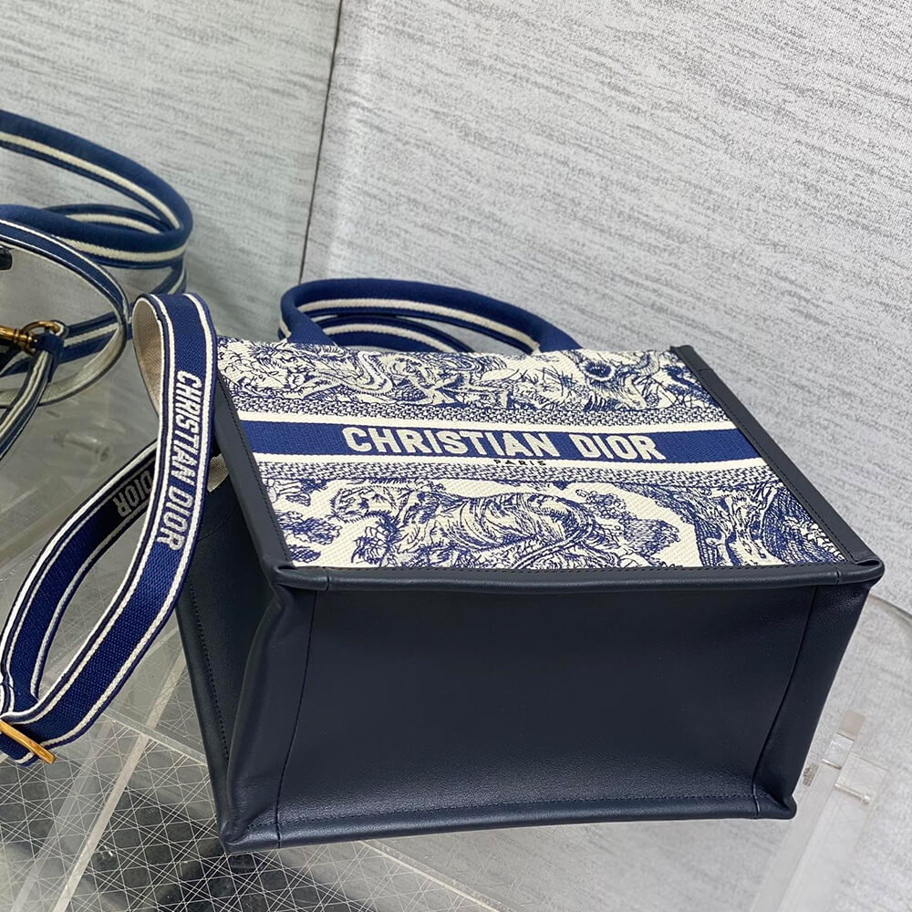 Small D10r Book Tote